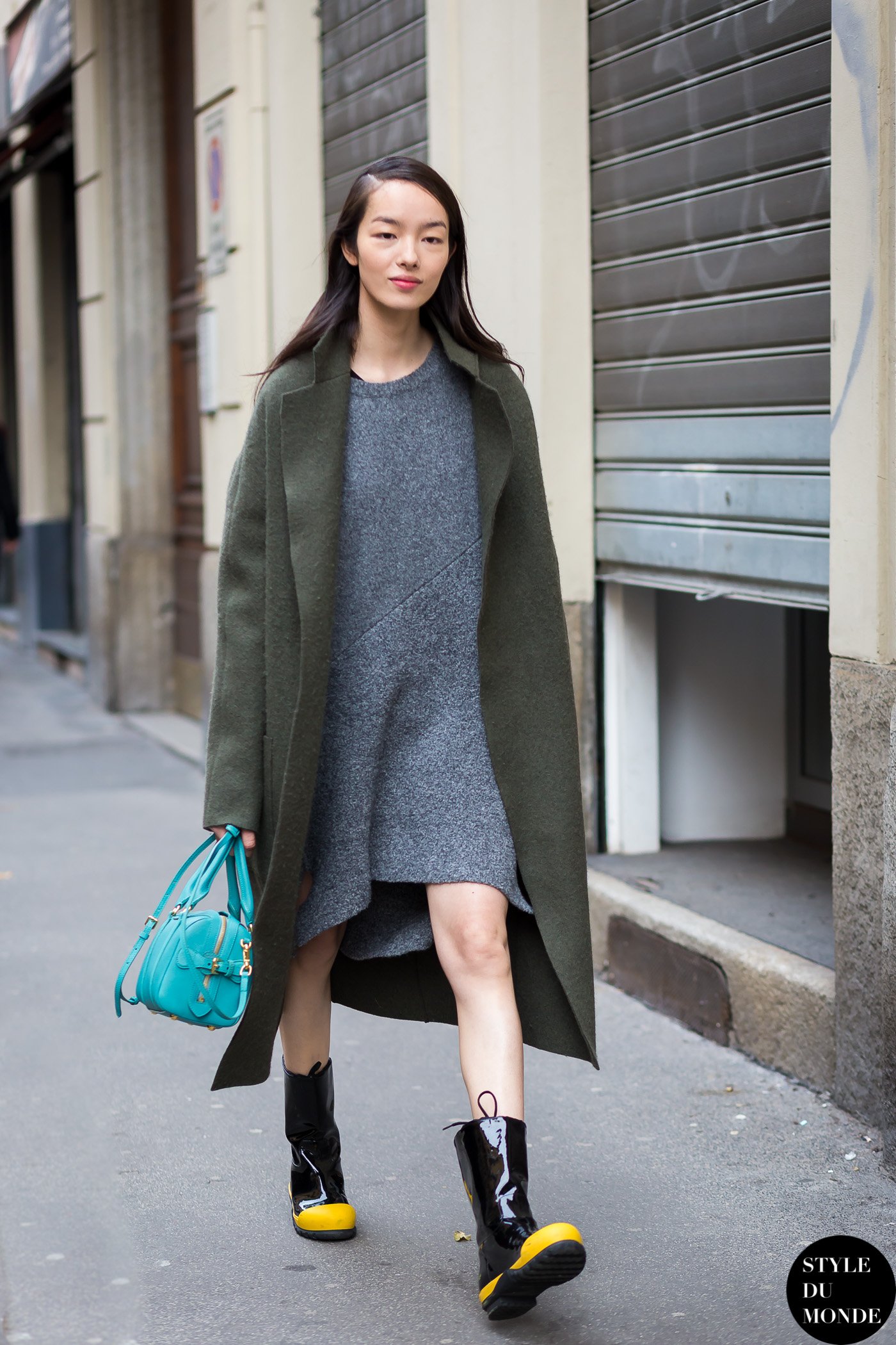 grey rain boots outfit